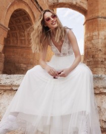 Versierd sleep bruidsjurk